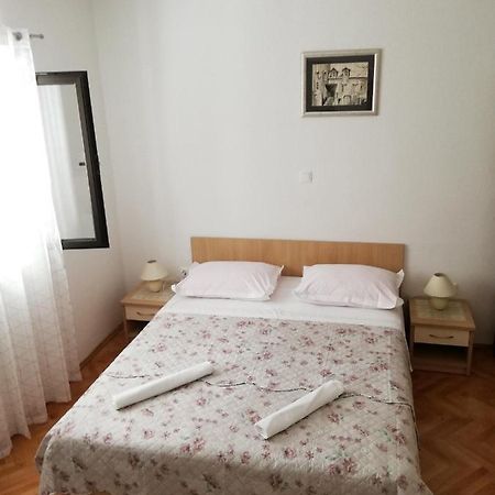 Apartments Aniko Saric Tucepi Exterior photo