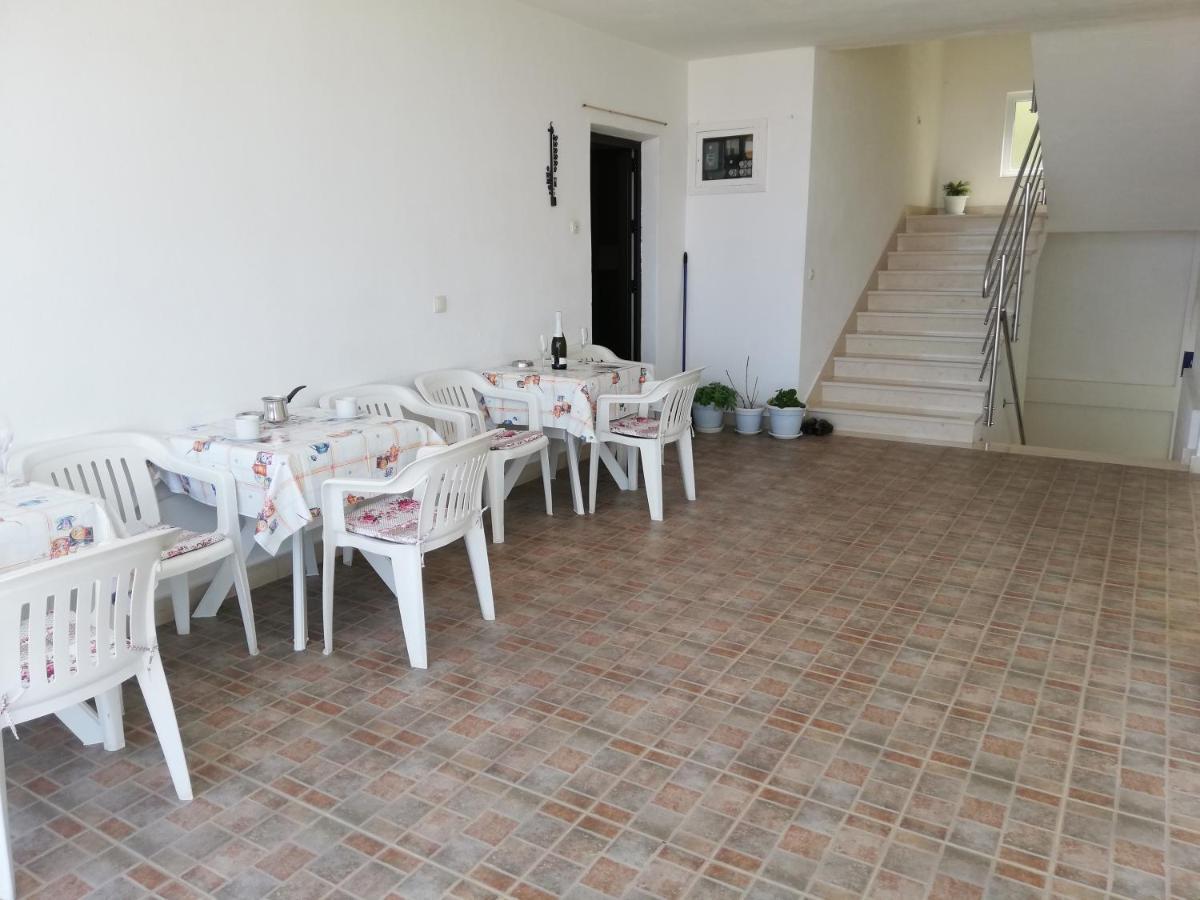 Apartments Aniko Saric Tucepi Exterior photo