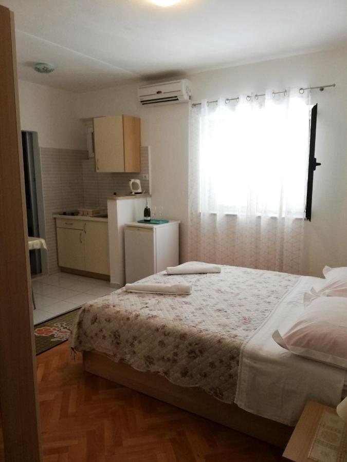 Apartments Aniko Saric Tucepi Exterior photo